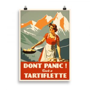 Affiche vintage humoristique représentant une cuisinière préparant une tartiflette dans un style propagande rétro, avec des montagnes en arrière-plan et une composition graphique percutante. Vintage humorous poster depicting a cook preparing a tartiflette in a retro propaganda style, with mountains in the background and a striking graphic composition.