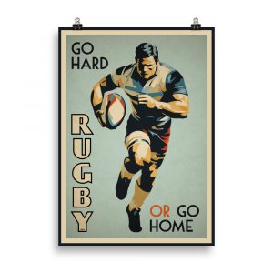 Affiche vintage représentant un rugbyman en pleine course, dans un style rétro et graphique avec l’inscription “Go Hard Or Go Home”. Vintage poster showing a rugby player running, in a retro graphic style with the slogan “Go Hard Or Go Home”.