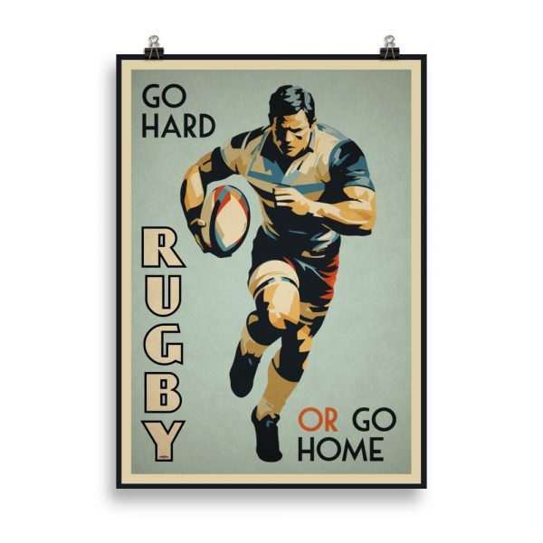 Affiche vintage représentant un rugbyman en pleine course, dans un style rétro et graphique avec l’inscription “Go Hard Or Go Home”. Vintage poster showing a rugby player running, in a retro graphic style with the slogan “Go Hard Or Go Home”.