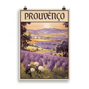Affiche vintage représentant un village typique de Provence baigné de lumière, avec ses maisons en pierre, ses cyprès et ses champs ensoleillés. Vintage poster depicting a typical Provençal village bathed in sunlight, with stone houses, cypress trees, and golden fields.
