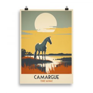 Affiche vintage de voyage représentant un cheval de Camargue dans les marais salants, avec des herbes et un ciel lumineux en arrière-plan, dans un style rétro. Vintage travel poster depicting a Camargue horse in the salt marshes, with grasses and a bright sky in the background, in a retro style.