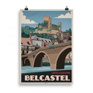 Affiche vintage représentant le village médiéval de Belcastel dans l’Aveyron, avec ses maisons en pierre, son pont ancien et la rivière en arrière-plan, dans un style rétro. Vintage travel poster depicting the medieval village of Belcastel in Aveyron, with stone houses, the old bridge, and the river in the background, in a retro style.