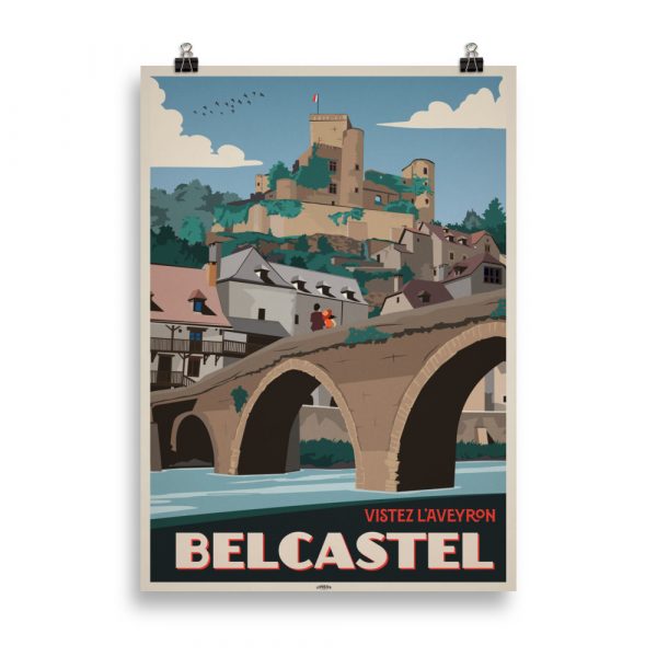 Affiche vintage représentant le village médiéval de Belcastel dans l’Aveyron, avec ses maisons en pierre, son pont ancien et la rivière en arrière-plan, dans un style rétro. Vintage travel poster depicting the medieval village of Belcastel in Aveyron, with stone houses, the old bridge, and the river in the background, in a retro style.