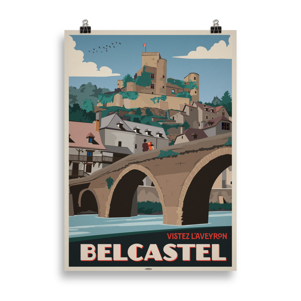 Affiche vintage représentant le village médiéval de Belcastel dans l’Aveyron, avec ses maisons en pierre, son pont ancien et la rivière en arrière-plan, dans un style rétro. Vintage travel poster depicting the medieval village of Belcastel in Aveyron, with stone houses, the old bridge, and the river in the background, in a retro style.