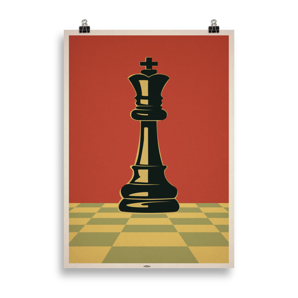 Affiche vintage représentant le roi d’un échiquier au premier plan, avec les cases de l’échiquier en perspective et un style rétro minimaliste. Vintage poster depicting the king piece on a chessboard in the foreground, with the chess squares in perspective and a retro minimalist style.