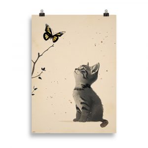 Affiche vintage représentant un chaton curieux observant un papillon, style doux et coloré, parfaite pour une chambre d’enfant. Vintage poster showing a curious kitten watching a butterfly, in a soft and colorful style, perfect for a child’s bedroom.