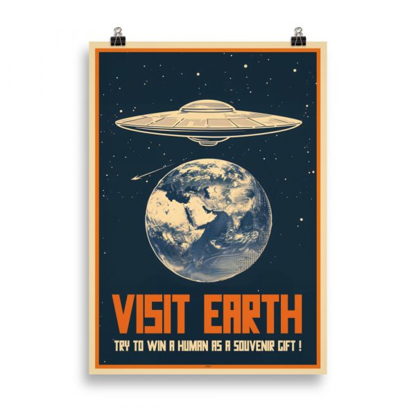 Affiche humoristique vintage style science-fiction représentant une soucoupe volante visitant la Terre, avec le slogan « Try to win a human as a souvenir gift ». Vintage humorous sci-fi poster showing a flying saucer visiting Earth, with the slogan “Try to win a human as a souvenir gift.”