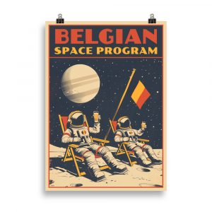 Affiche humoristique de science-fiction représentant deux astronautes assis sur des transats, buvant une bière dans l’espace, style rétro et couleurs vintage. Humorous retro sci-fi poster showing two astronauts on deckchairs drinking beer in space, in warm vintage tones.