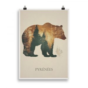 Affiche vintage représentant la silhouette d’un ours des Pyrénées, remplie d’une forêt de montagne sur fond neutre. Vintage poster showing the silhouette of a Pyrenean bear filled with a forest landscape on a neutral background.