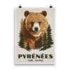 Affiche vintage représentant le portrait réaliste d’un ours brun des Pyrénées sur fond naturel. Vintage poster showing a realistic portrait of a Pyrenean brown bear on a natural background.