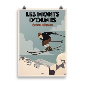 Affiche de voyage vintage représentant un skieur en plein saut devant les montagnes enneigées des Monts d’Olmes, sous un ciel clair d’hiver. Vintage travel poster showing a skier mid-jump in front of the snowy Monts d’Olmes mountains under a clear winter sky.
