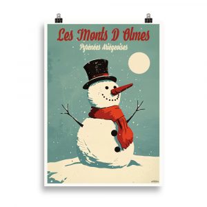 Affiche vintage représentant un bonhomme de neige souriant au premier plan, entouré de montagnes enneigées des Monts d’Olmes et d’un ciel d’hiver lumineux. Vintage poster showing a smiling snowman in front of the snowy Monts d’Olmes mountains under a bright winter sky.