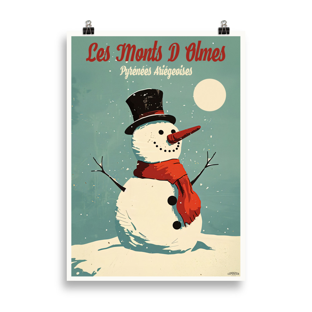 Affiche vintage représentant un bonhomme de neige souriant au premier plan, entouré de montagnes enneigées des Monts d’Olmes et d’un ciel d’hiver lumineux. Vintage poster showing a smiling snowman in front of the snowy Monts d’Olmes mountains under a bright winter sky.
