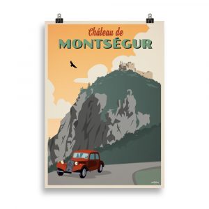 Affiche vintage représentant le château de Montségur perché sur son pog, avec une voiture rétro au premier plan et un ciel lumineux des Pyrénées en fond. Vintage travel poster showing Montségur Castle atop its rocky peak, with a retro car in the foreground under a bright Pyrenean sky.