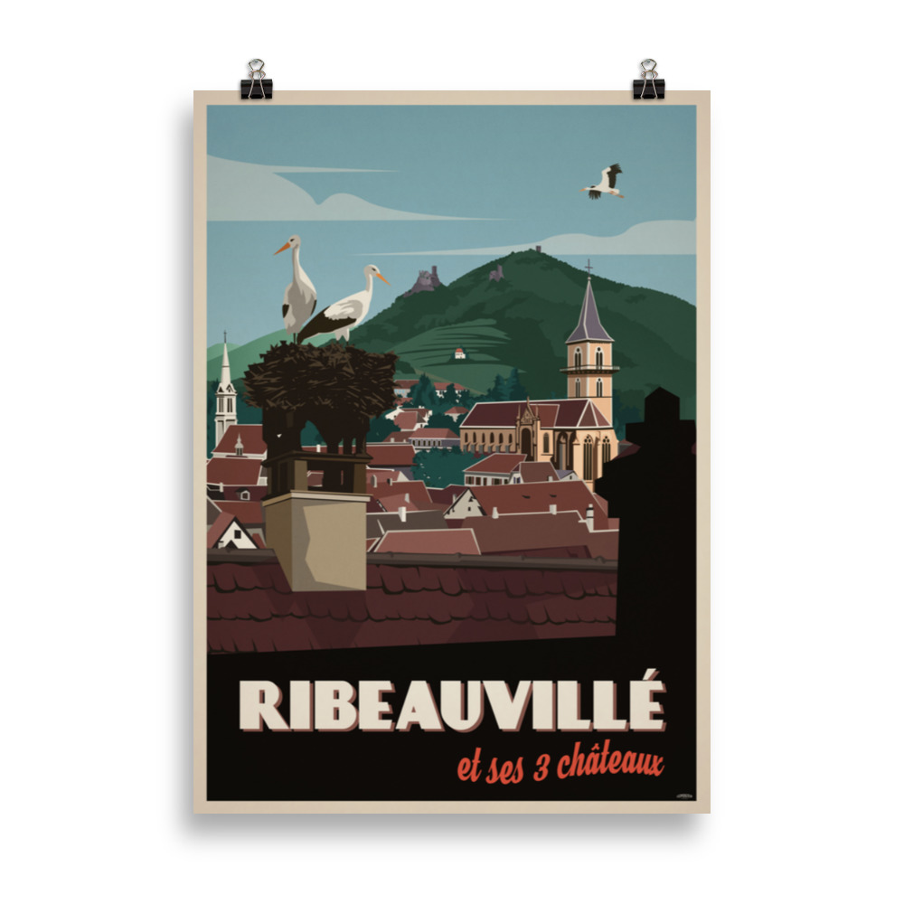 Affiche vintage représentant le village de Ribeauvillé au premier plan avec les trois châteaux perchés en arrière-plan sur les collines. Vintage poster showing the village of Ribeauvillé in the foreground with its three castles perched on the hills in the background.