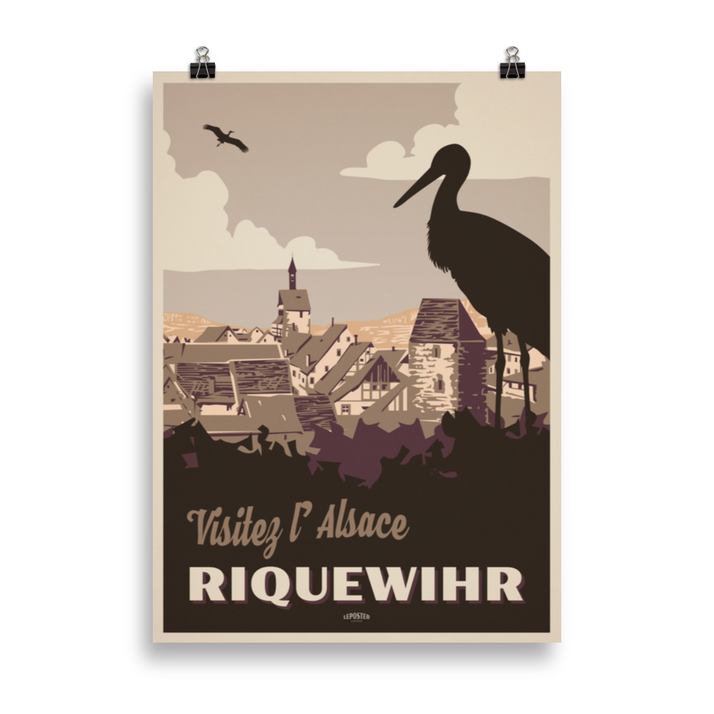 Affiche vintage représentant une cigogne au premier plan avec le village médiéval de Riquewihr en arrière-plan, dans des tons sépia. Vintage poster showing a stork in the foreground with the medieval village of Riquewihr in the background, in sepia tones.