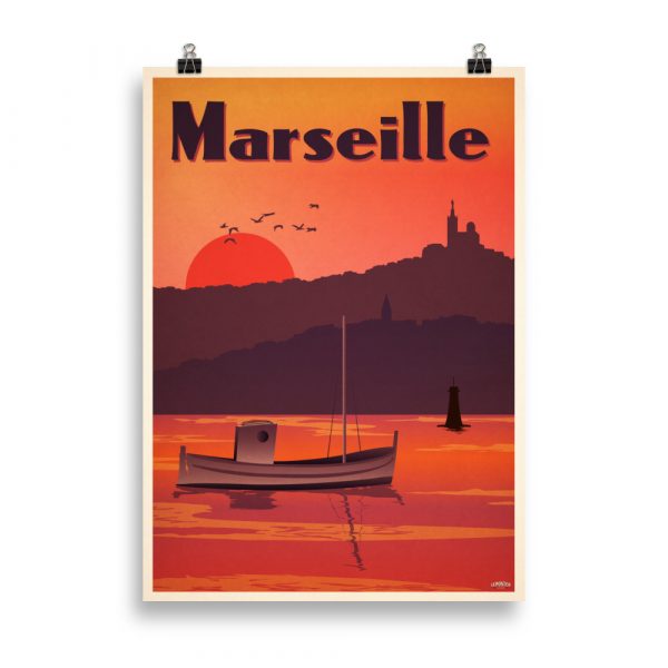 Affiche vintage représentant un coucher de soleil sur Marseille, avec un bateau de pêcheur au premier plan et la silhouette de Notre-Dame de la Garde en fond. Vintage poster showing a sunset over Marseille, with a fishing boat in the foreground and the silhouette of Notre-Dame de la Garde in the background.