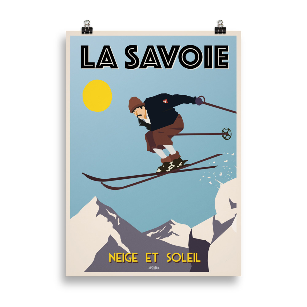 Affiche vintage représentant un skieur en plein saut, vêtu d’une tenue rétro des années 1960, avec les montagnes enneigées de Savoie en arrière-plan. Vintage poster showing a skier mid-jump, dressed in 1960s ski gear, with the snowy Savoie mountains behind.