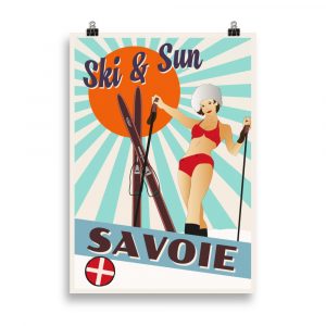 Affiche vintage représentant une pin-up souriante en tenue de ski rétro, posant avec ses skis sous un grand soleil, sur fond de montagnes enneigées de Savoie. Vintage poster showing a smiling ski pin-up in retro outfit, holding skis under the bright sun with snowy Savoie mountains behind.