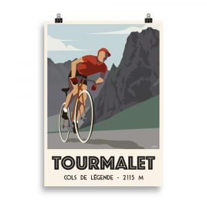Affiche vintage représentant un cycliste gravissant le col du Tourmalet dans les Pyrénées, paysage de montagne en arrière-plan.