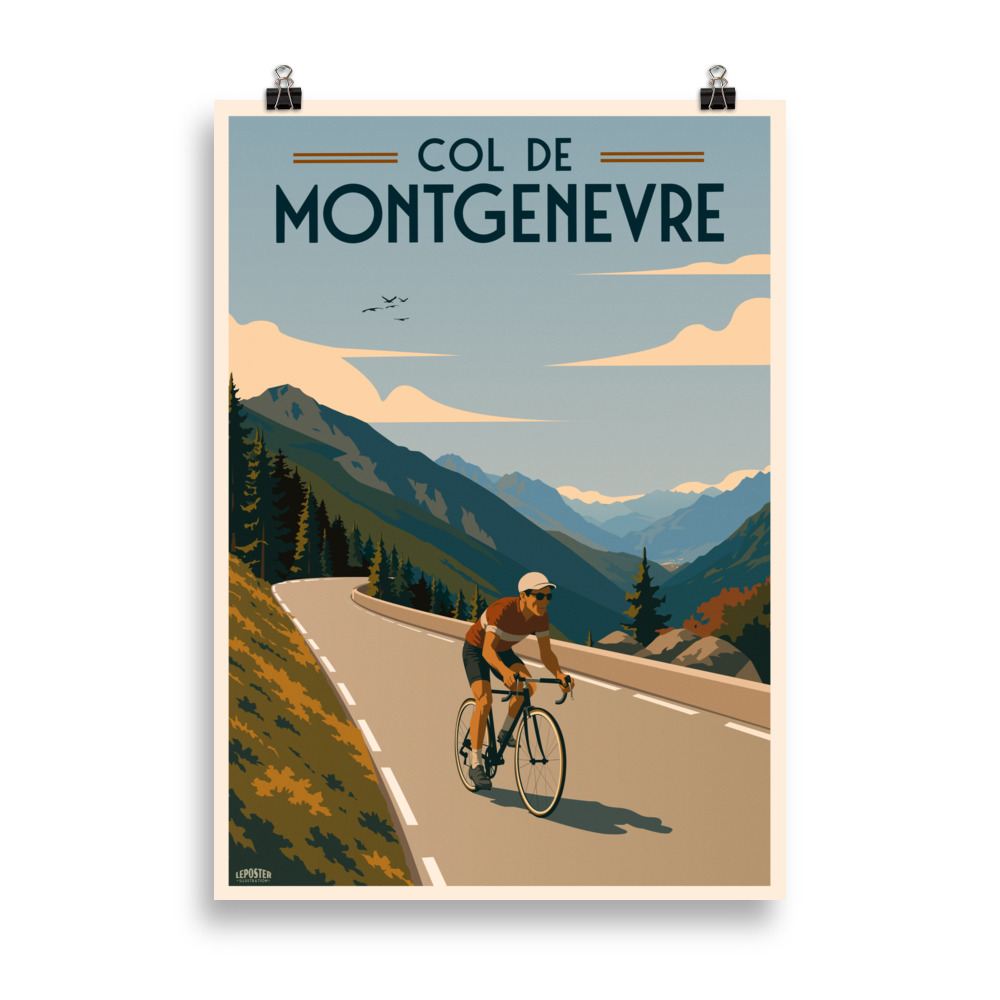 Affiche vintage représentant un cycliste gravissant le col de Montgenèvre avec la route alpine et les montagnes en arrière-plan.