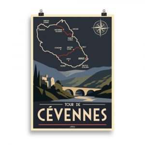 Affiche vintage du Tour des Cévennes avec village pittoresque, pont en pierre au-dessus d’une rivière cévenole et carte du GR67 en arrière-plan.