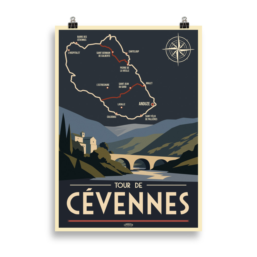 Affiche vintage du Tour des Cévennes avec village pittoresque, pont en pierre au-dessus d’une rivière cévenole et carte du GR67 en arrière-plan.