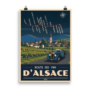 Affiche vintage représentant une voiture rétro sur la Route des Vins d’Alsace, avec vignobles, village alsacien traditionnel et carte illustrée de l’itinéraire en arrière-plan.
